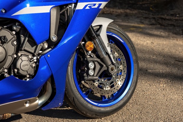 2020 YAMAHA YZF-R1 REVIEW – “I DON'T CARE WHAT THE BUTTONS DO